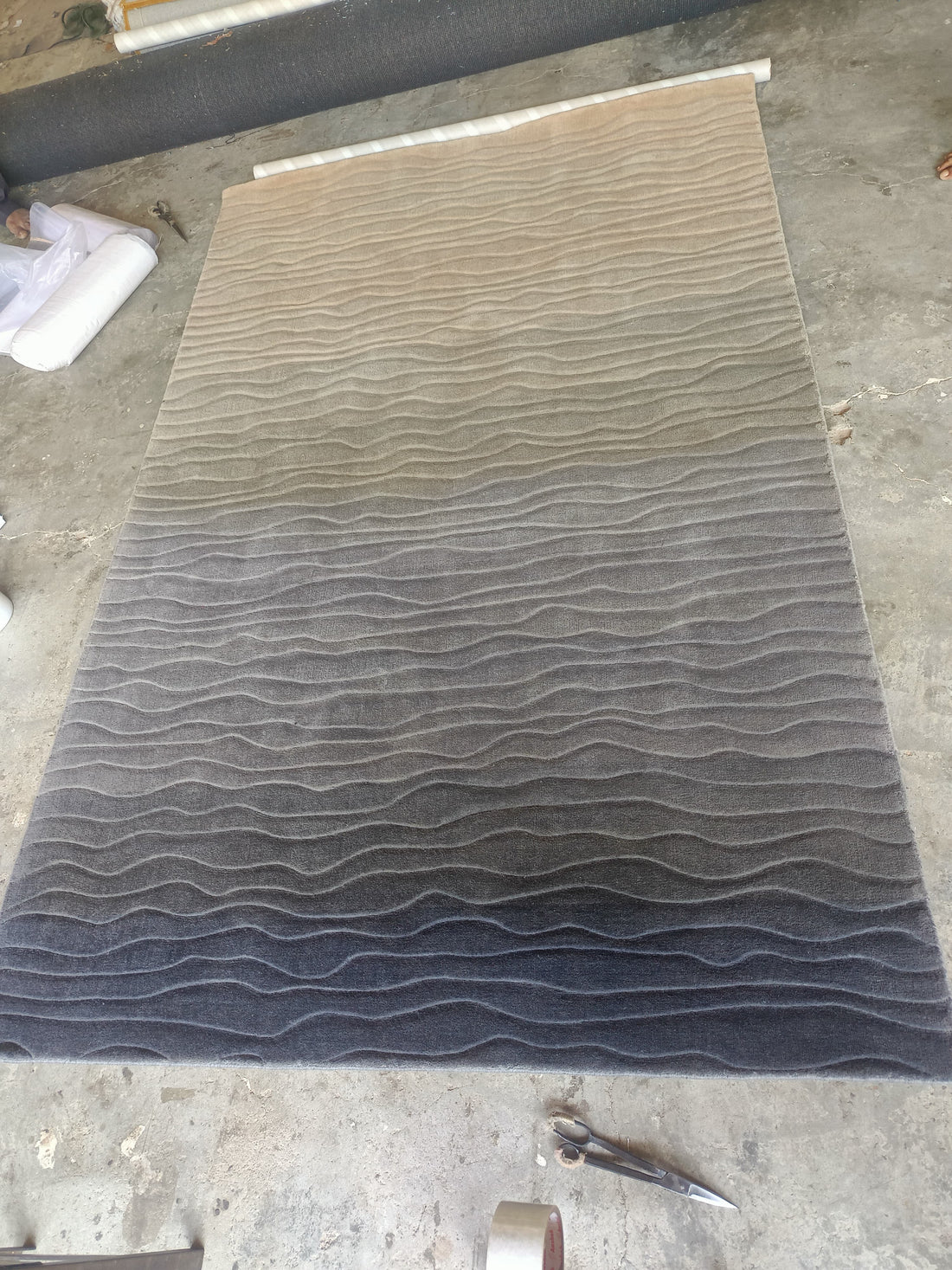 Ombra Tides – Handloom Gradient Wool Rug